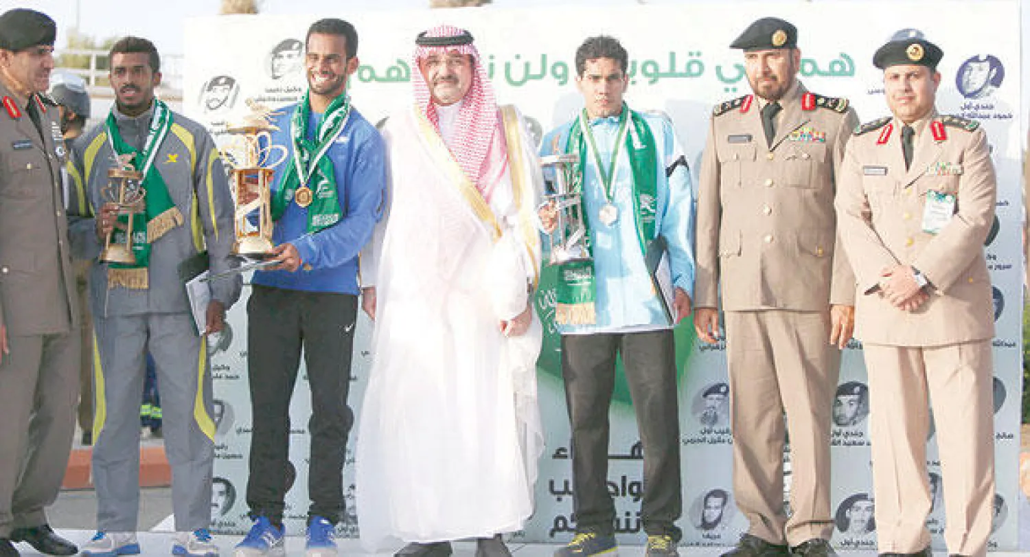 الأمير مشعل بن ماجد خلال تتويجه الفائز بلقب بطل سباق «الوفاء للشهداء» 