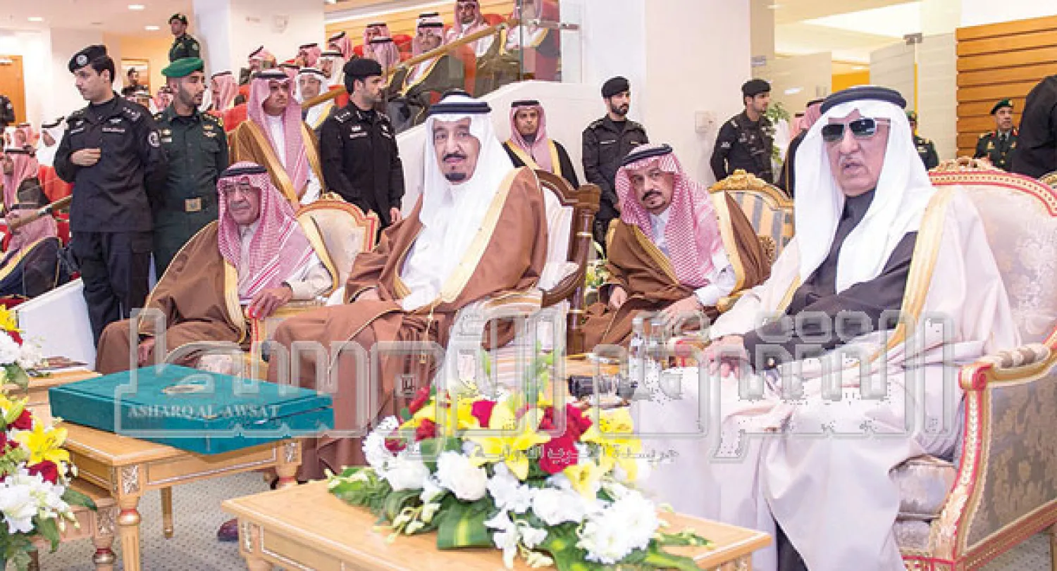 خادم الحرمين الشريفين وولي العهد الأمير مقرن بن عبد العزيز لدى حضورهما المهرجان السنوي  لسباق الخيل  (صورخاصة  لـ {الشرق الاوسط} تصوير: بندر الجلعود)