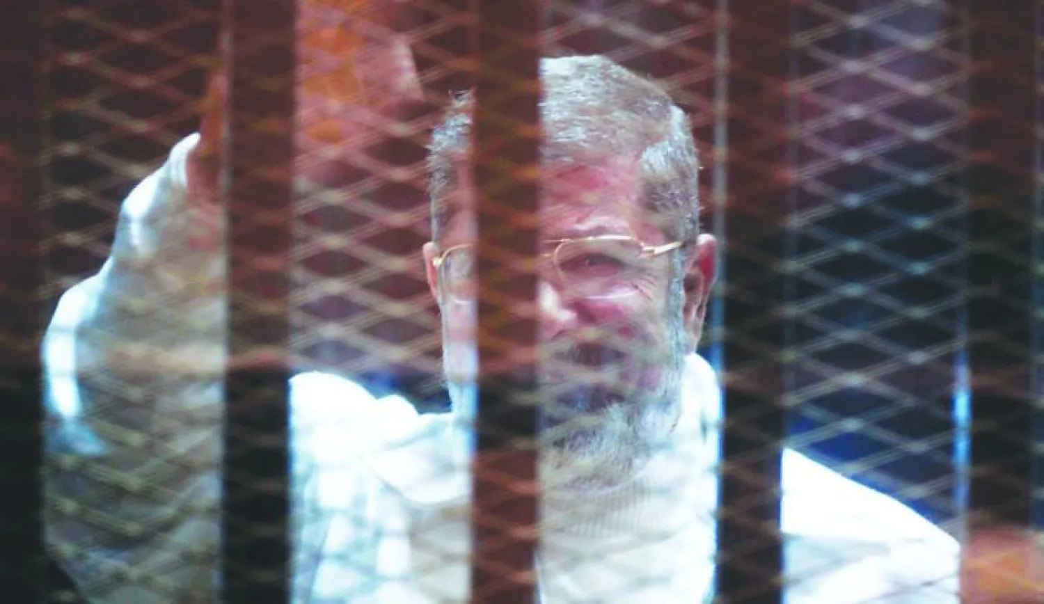 محمد مرسي خلف القضبان في قضية التخابر أمس (إ.ب.أ)