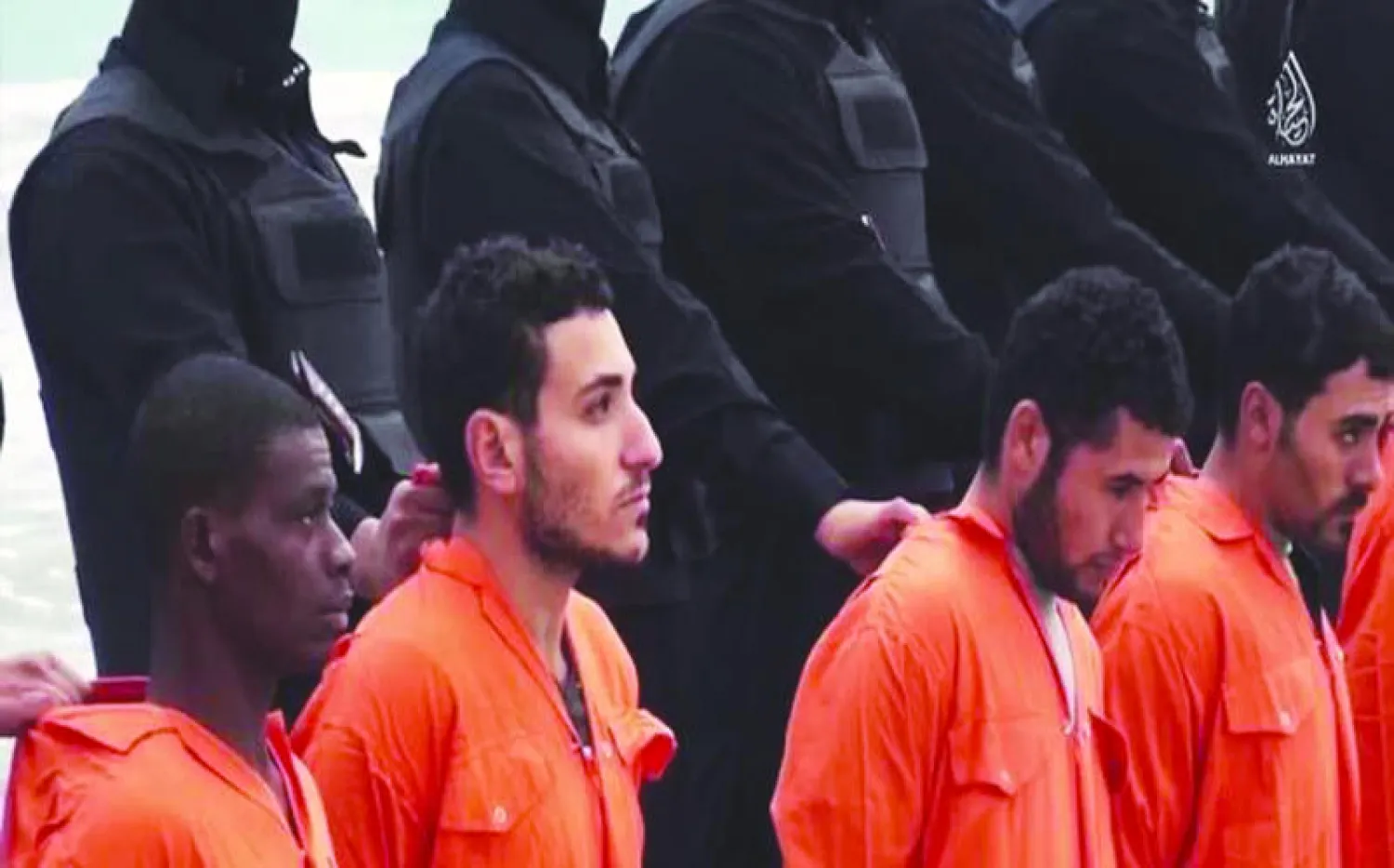 لقطة من شريط فيديو {داعش} لذبح المصريين