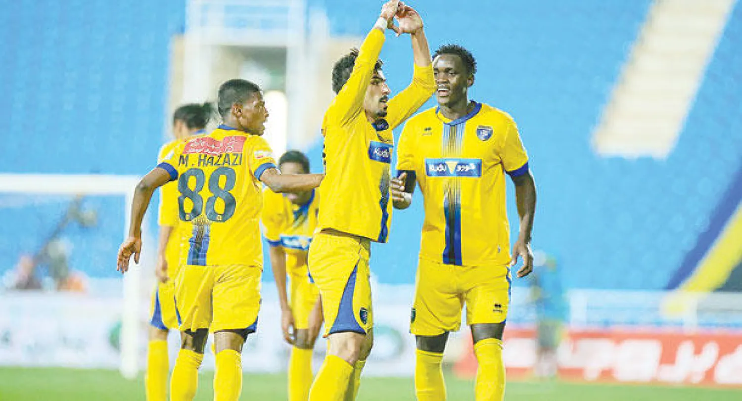 لاعبو التعاون يحتفلون بفوزهم الأخير على هجر في الدوري السعودي (تصوير: سعد العنزي)