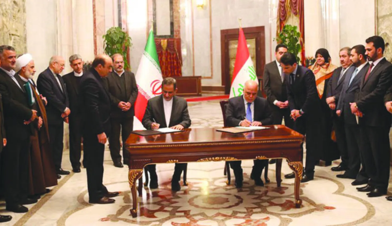 صورة من موقع رئاسة الوزراء العراقية لرئيس الحكومة حيدر العبادي ونائب الرئيس الإيراني إسحاق جهانغيري أثناء توقيعهما اتفاقات ومذكرات تفاهم في بغداد أمس