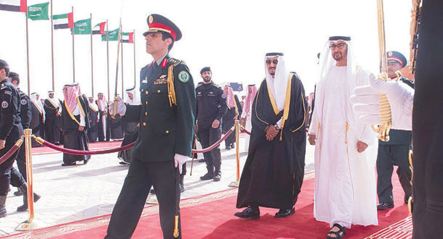 الملك سلمان بن عبد العزيز كان في مقدمة مستقبلي الشيخ محمد بن زايد ولي عهد أبوظبي في المطار أمس (تصوير: بندر الجلعود)