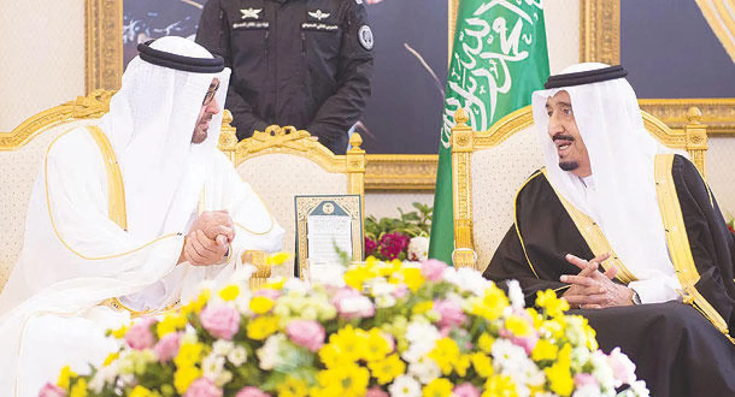 خادم الحرمين الشريفين وولي عهد أبوظبي في قاعة التشريفات بمطار الملك خالد الدولي أمس (واس)