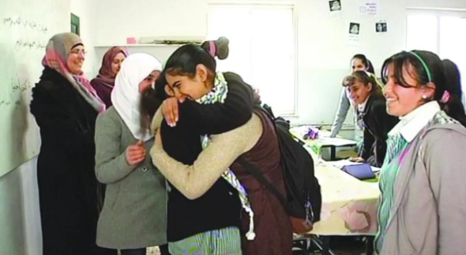 الأسيرة الصغيرة ملاك أثناء عودتها إلى مقاعد الدراسة أمس بعد 45 يوما في سجون الاحتلال («الشرق الأوسط»)