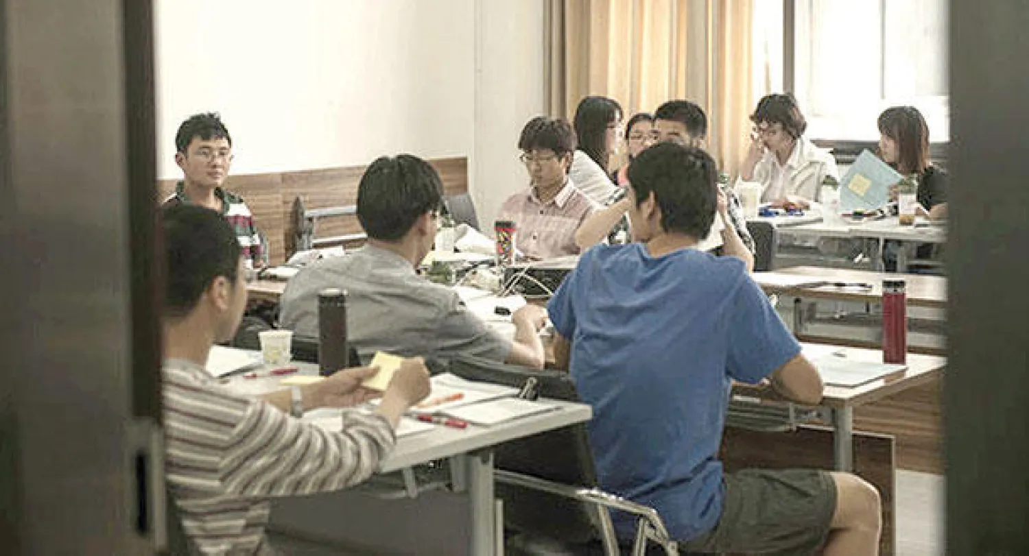 طلبة من جامعة رينمن في بكين خلال إحدى المحاضرات (نيويورك تايمز)