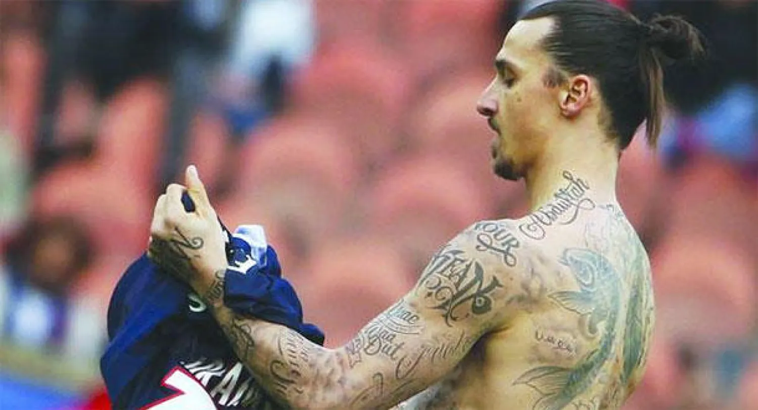 50 اسمًا موشومًا على جسد إبراهيموفيتش لمحاربة الفقر