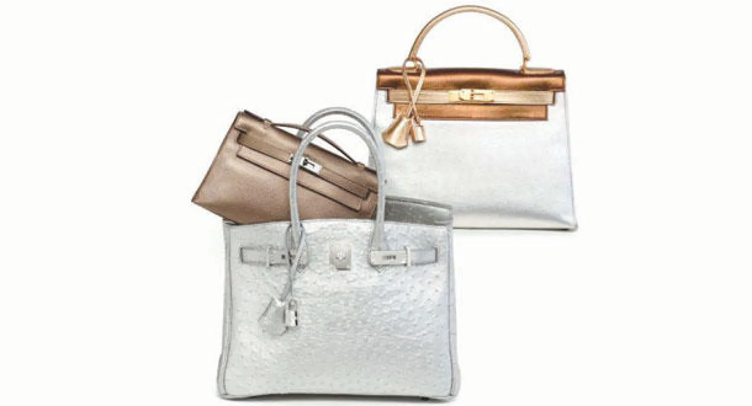 من الحقائب التي ستعرض في المزاد