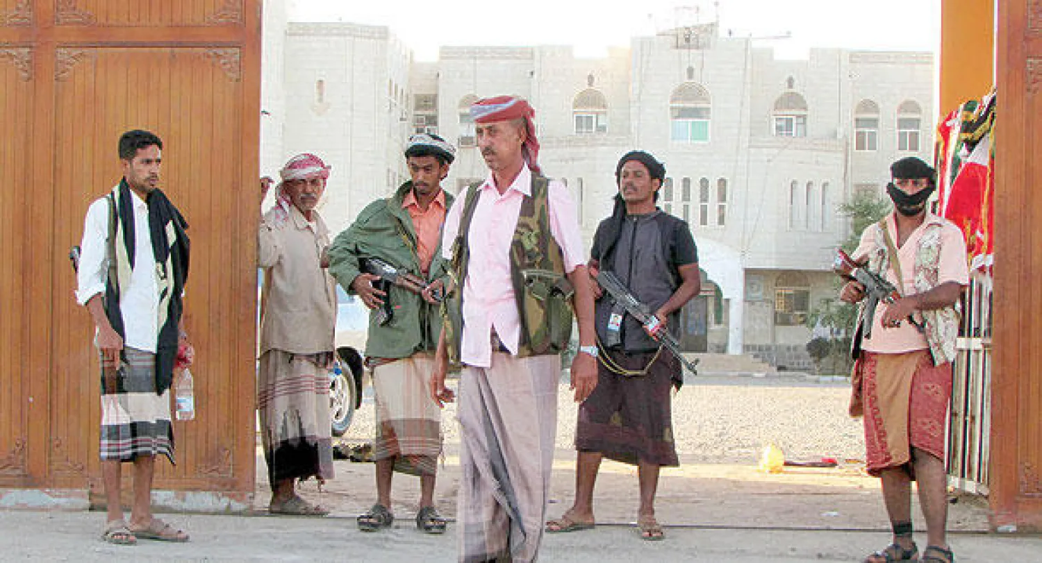 عناصر من شباب الحراك الجنوبي يحرسون إحدى المنشآت الرسمية بعد استرجاعها من الحوثيين أول من أمس في عدن (رويترز)