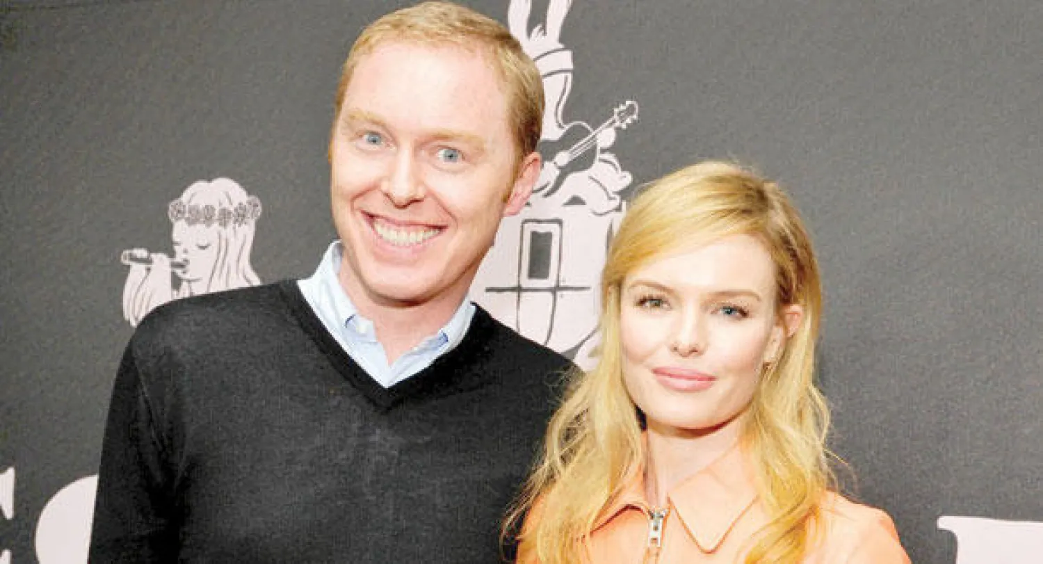 المصمم ستيوارت فيفرز مع النجمة كايت بوسوورث  التي تظهر في فستان من الجلد من تصميمه