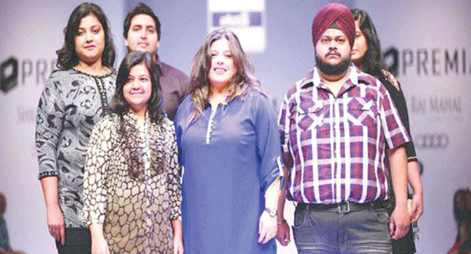 عارضون وعارضات من عامة الشعب