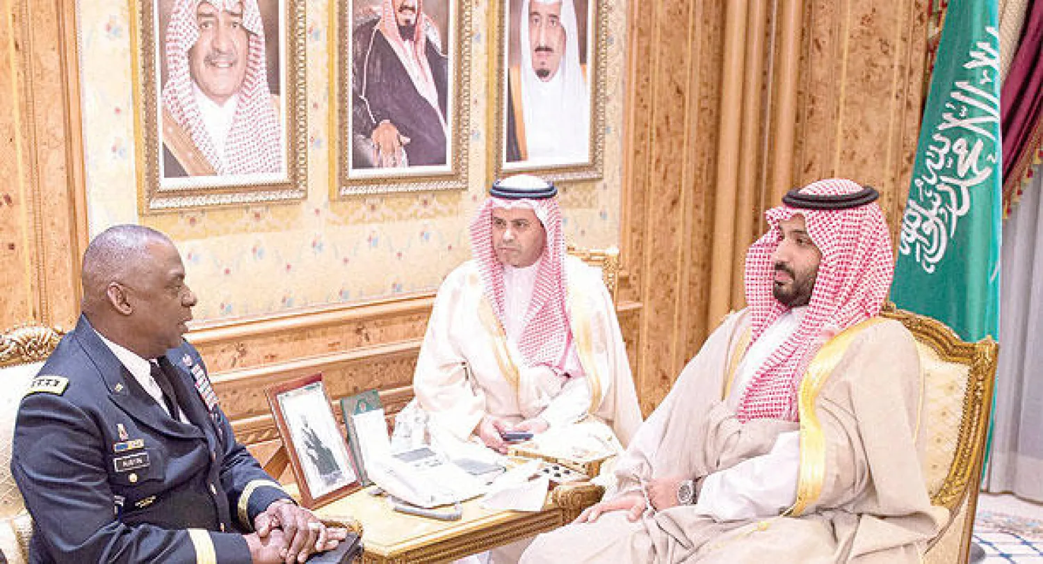 الأمير محمد بن سلمان وزير الدفاع لدى لقائه قائد القيادة الوسطى الأميركية أمس (واس)