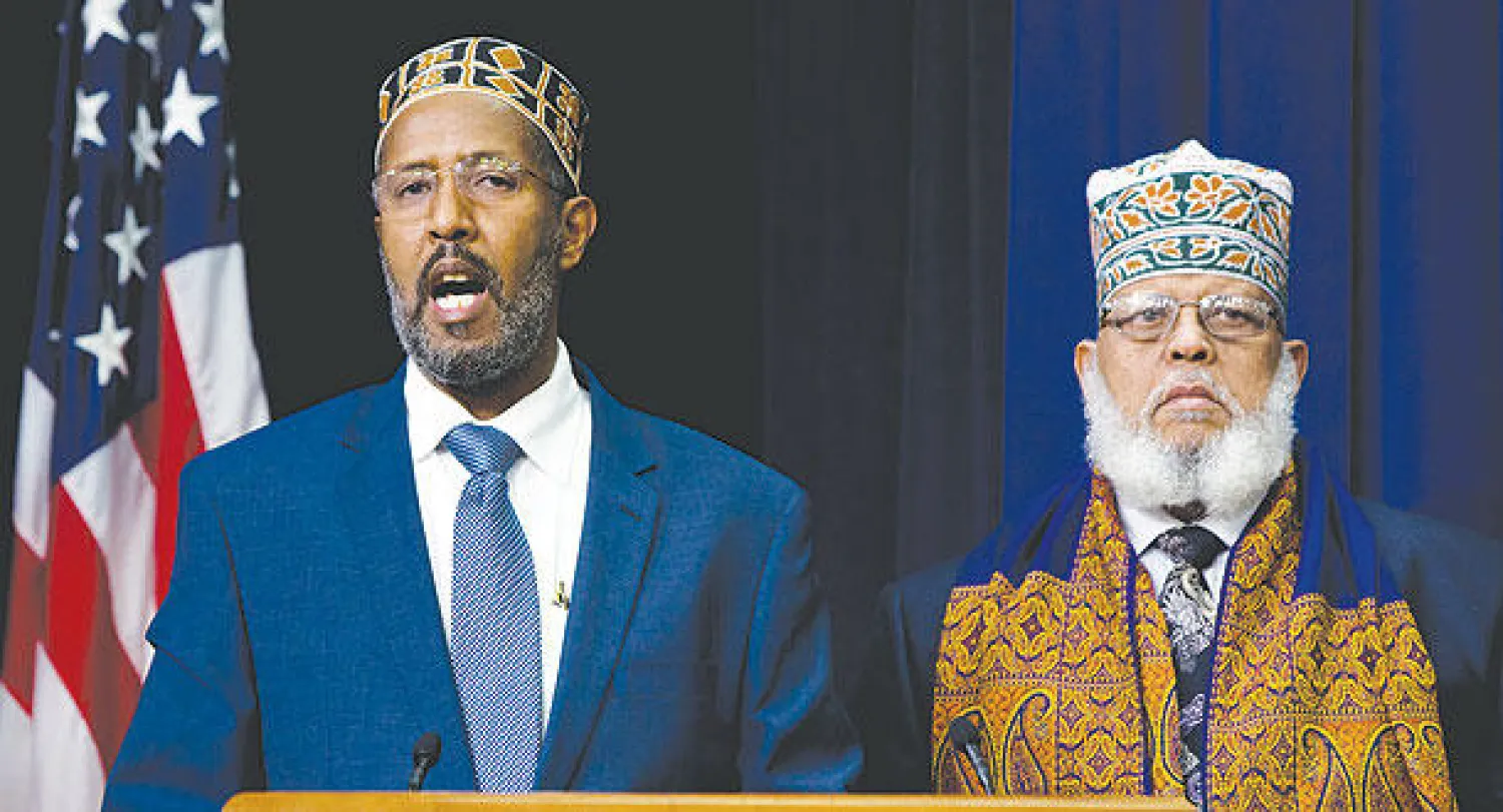 المدرس المسلم عبد السلام آدم والإمام سعد موسى روبل من ولاية مينابوليس الأميركية خلال قمة البيت الأبيض لمكافحة التطرف أمس (أ.ب)