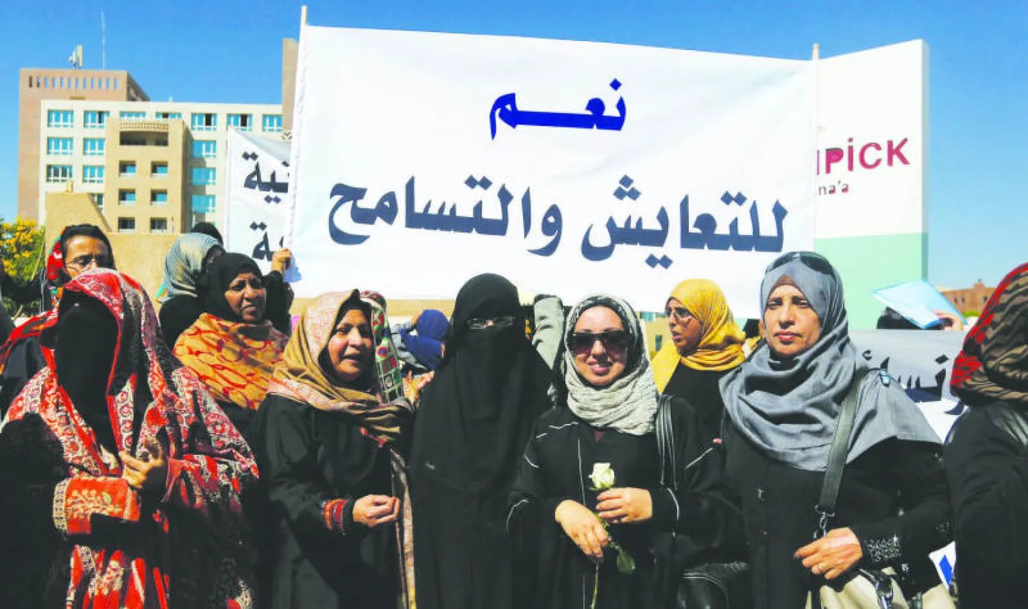 يمنيات خرجن في مظاهرة أمام الفندق الذي تقيم فيه لجنة الأمم المتحدة في احتجاج على الأوضاع في البلاد في صنعاء أمس (رويترز)