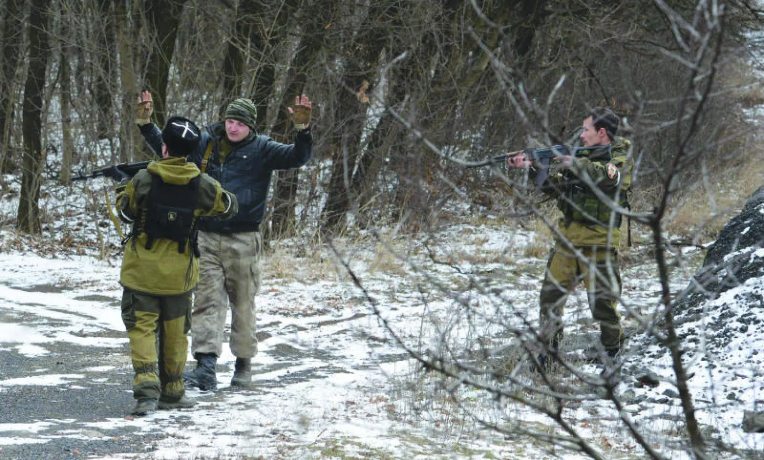 مسلحان انفصاليان يفتشان رجلا قرب مدينة ديبالتسيفي الاستراتيجية شرق أوكرانيا أمس (أ.ف.ب)