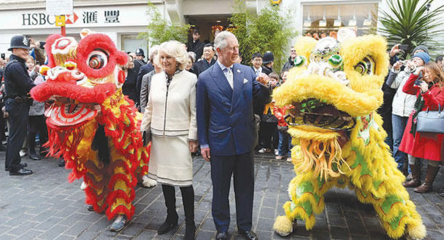 الأمير تشارلز وكاميلا شاركا في احتفال تشايناتاون بلندن أمس (أ.ف.ب)