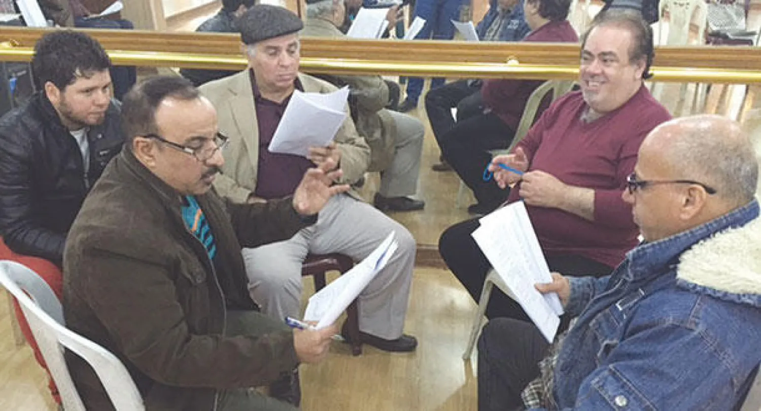 المخرج العراقي غانم حميد مع نجوم الكوميديا