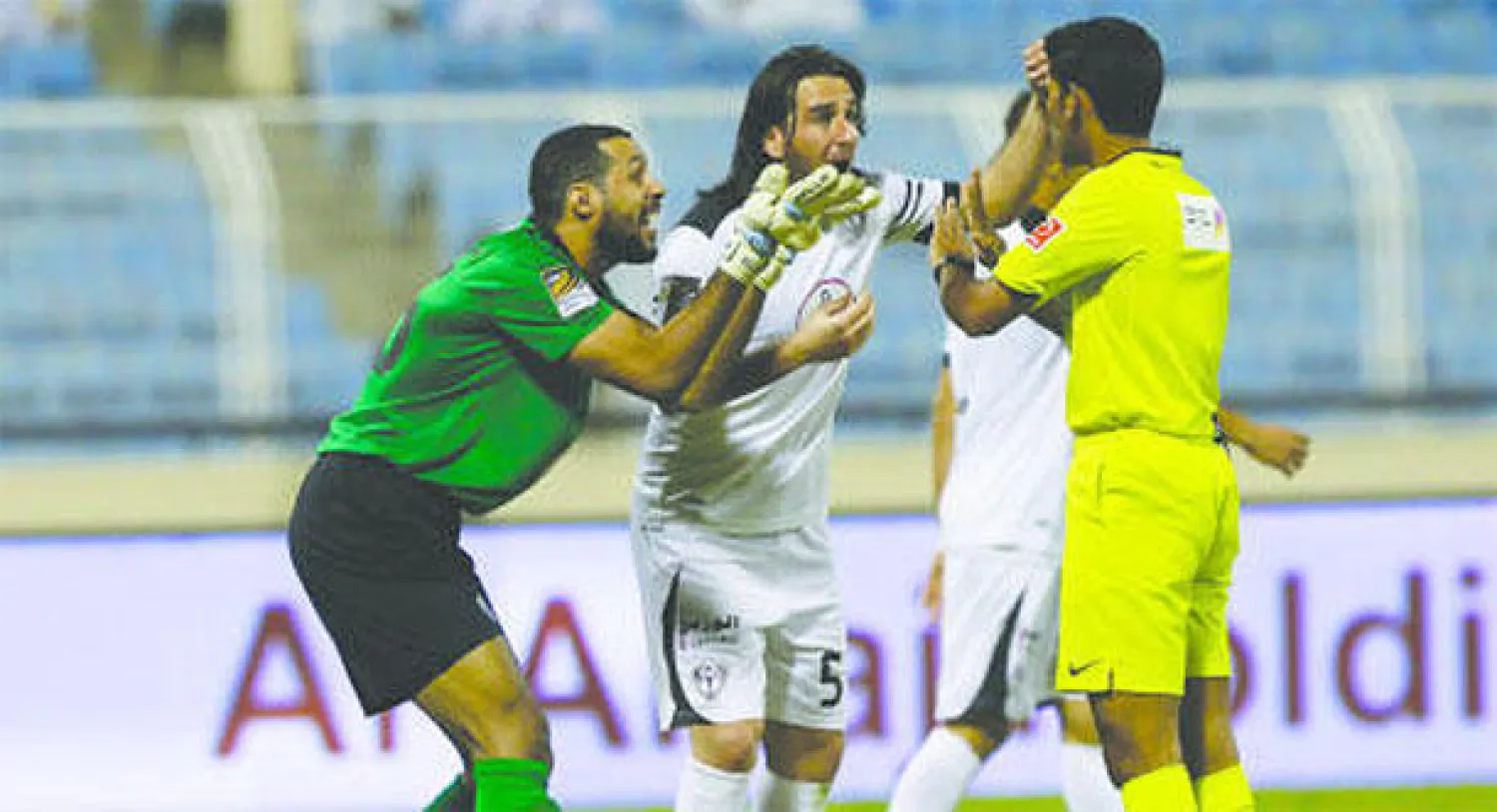 تصاعد الهجوم على الحكام دفع اللجنة لاستقطاب خبير أجنبي.. وفي الصورة لاعبو هجر يعترضون على حكم مباراتهم أمام الشباب أمس (تصوير: عيسى الدبيسي)