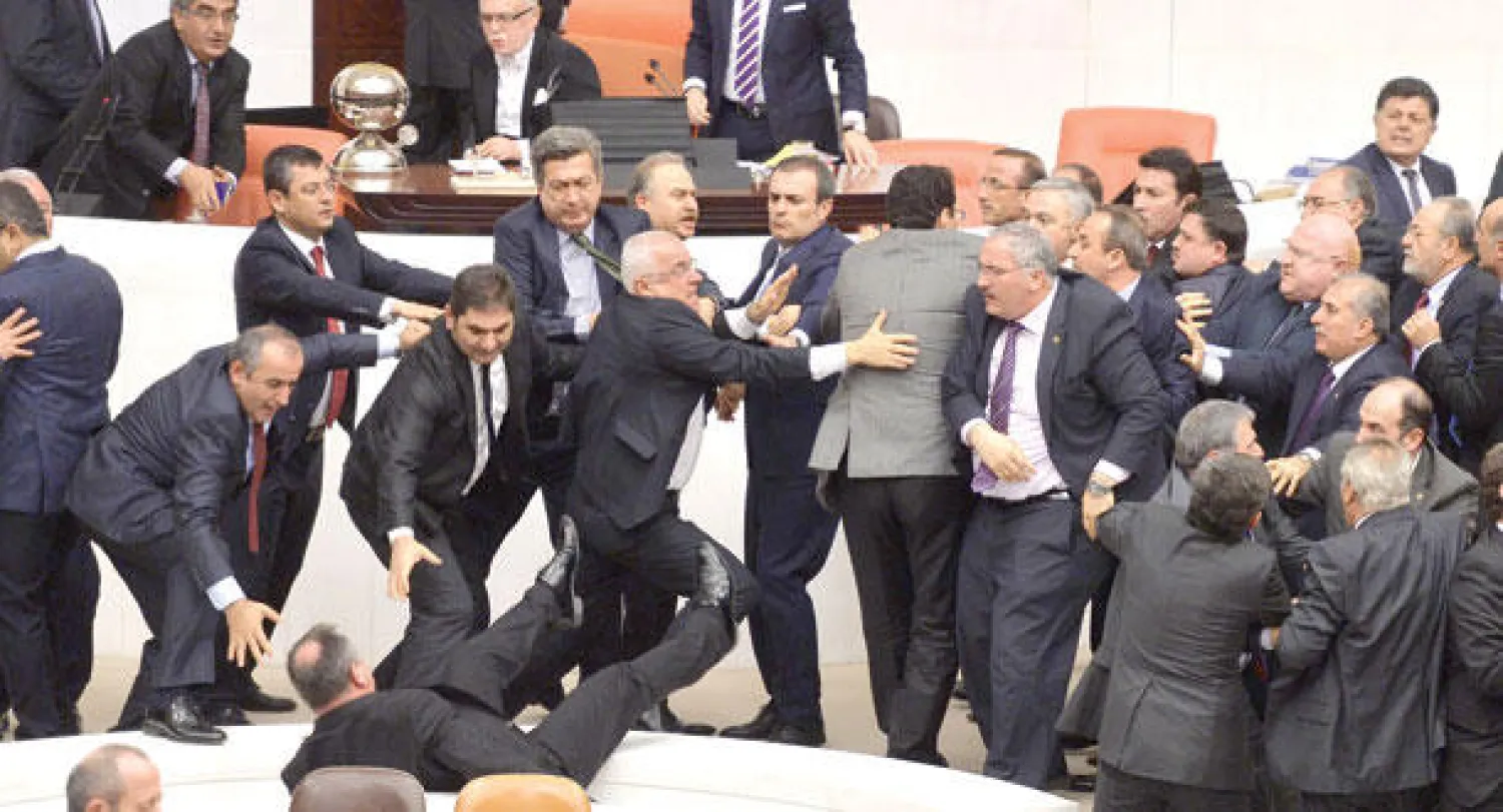 مشادة كلامية تحولت إلى تضارب بالأيدي في البرلمان التركي بأنقرة مساء أول من أمس (أ.ف.ب)