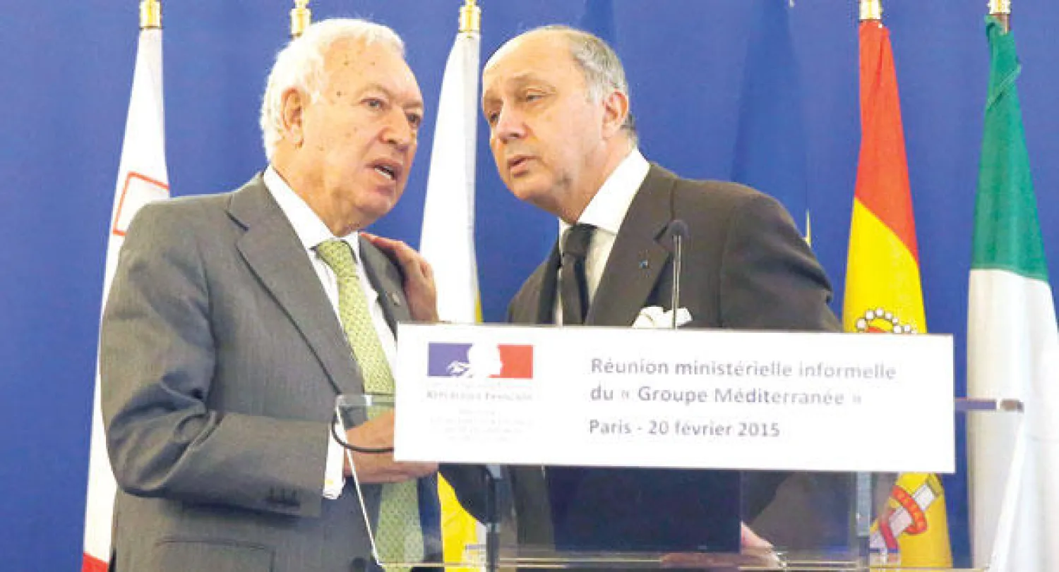 فابيوس يتحدث إلى نظيره الإسباني خوزيه مانويل غارسيا-مارغلاو قبل مؤتمر صحافي في باريس أمس (إ.ب.أ)