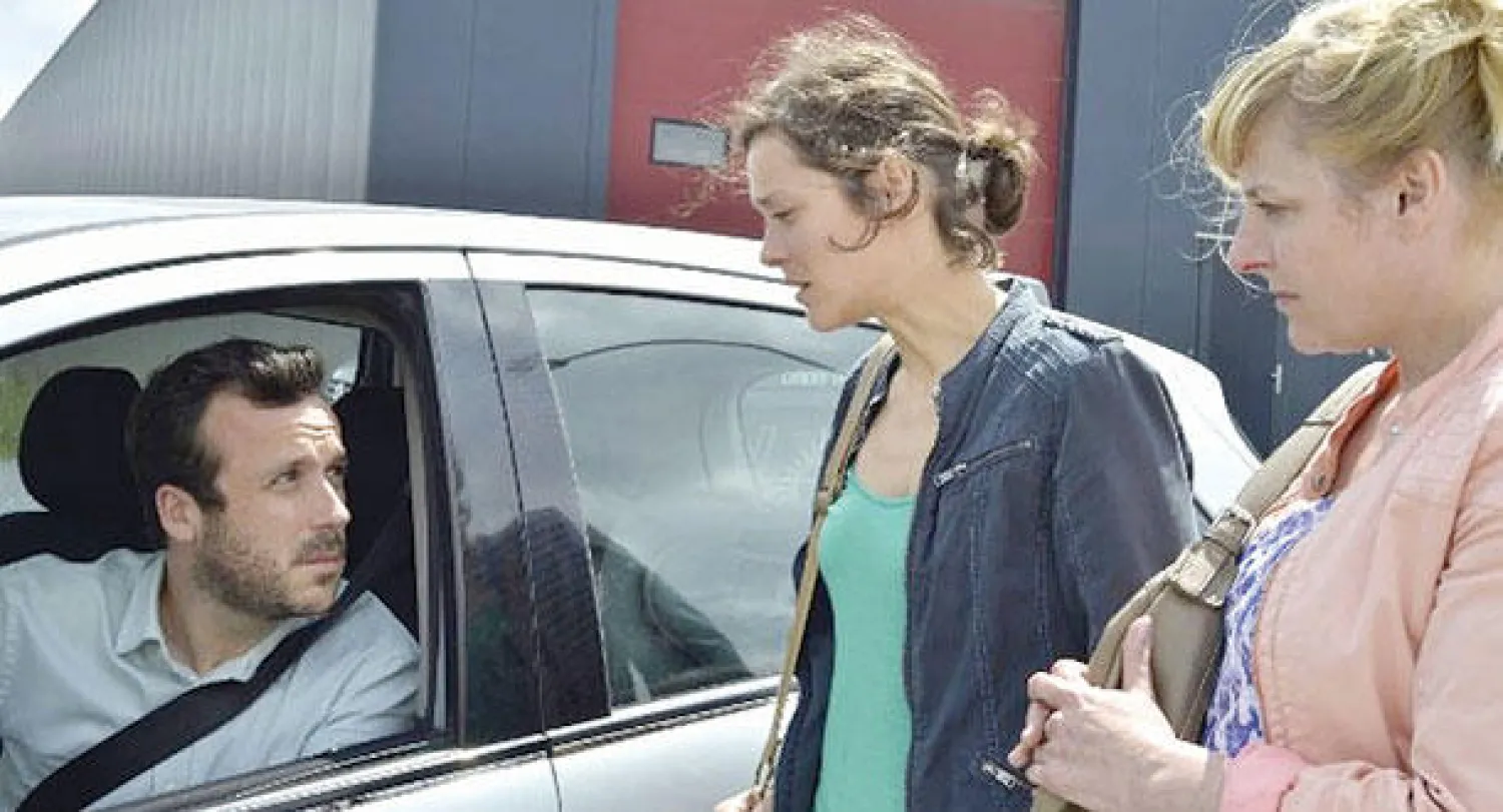 ماريون كوتيار (وسط اللقطة) في مشهد من «يومان، ليلة واحدة»