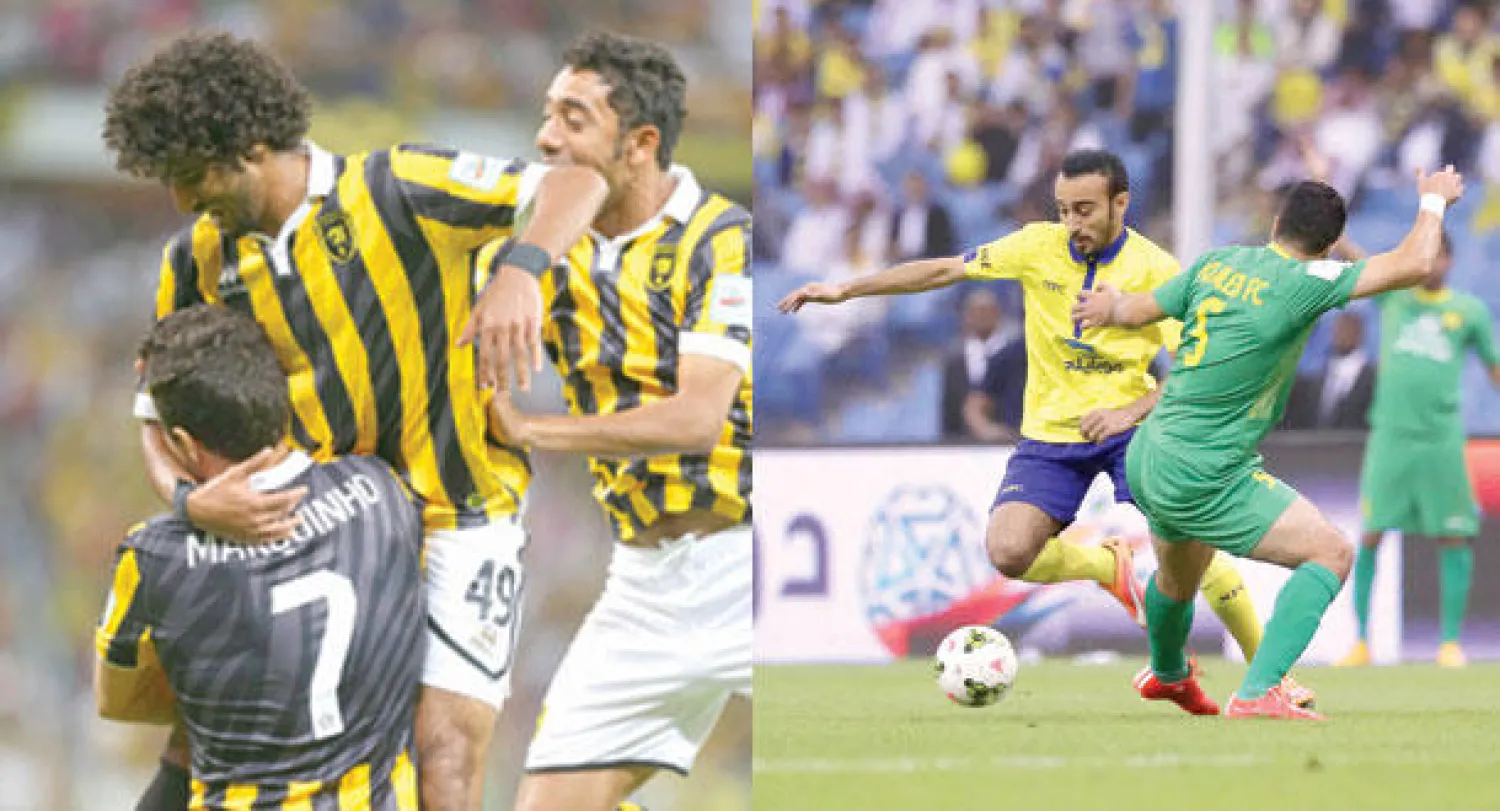 محمد السهلاوي يقود هجمة نصراوية ضد مرمى الخليج (تصوير: علي العريفي)  -  لاعبو الاتحاد يحتفلون بأحد أهدافهم في الشعلة (تصوير: علي العريفي)