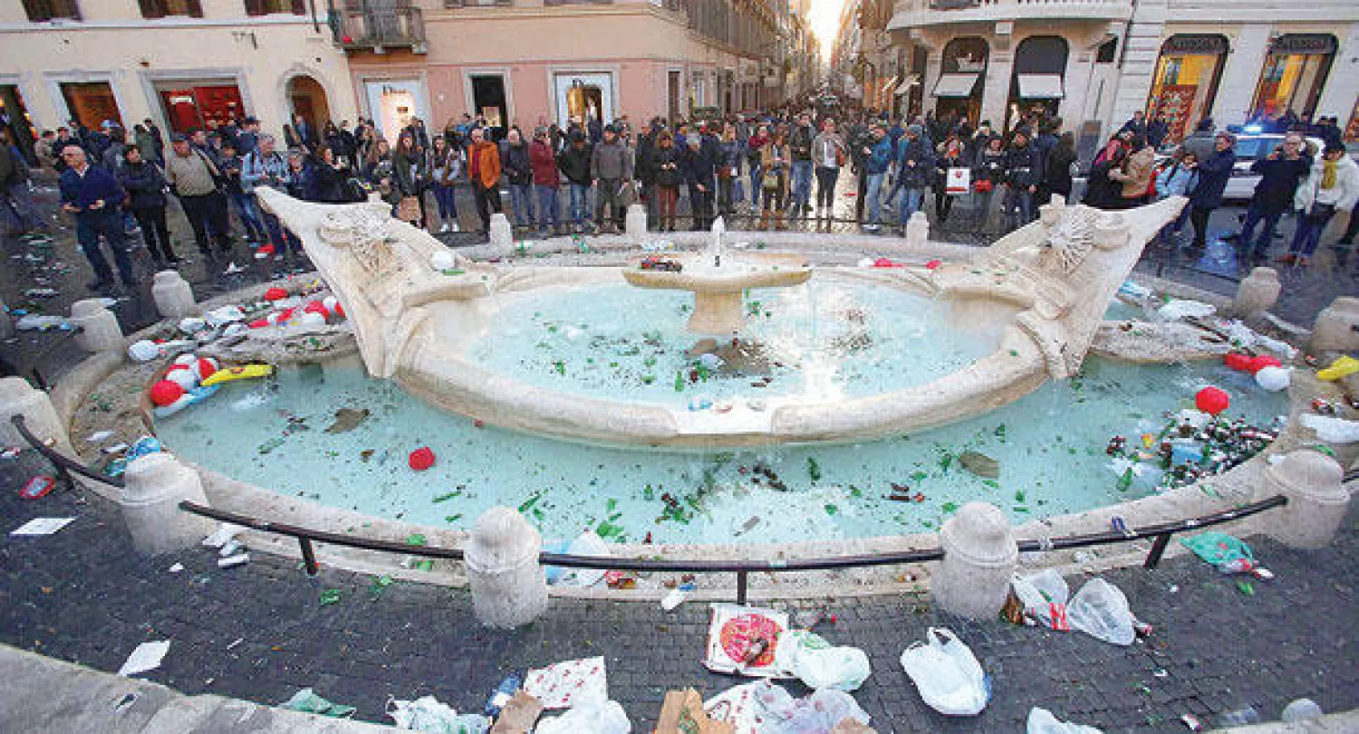 جانب من الشغب الذي ارتكبه مشجعو فينورد الهولندي في روما