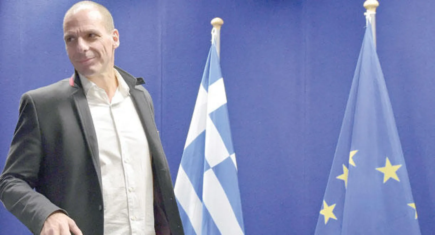 وزير المالية اليوناني يانييس فاروفاكيس  متحدثا للصحافيين في اعقاب اجتماع وزراء منطقة اليورو أمس (رويترز)