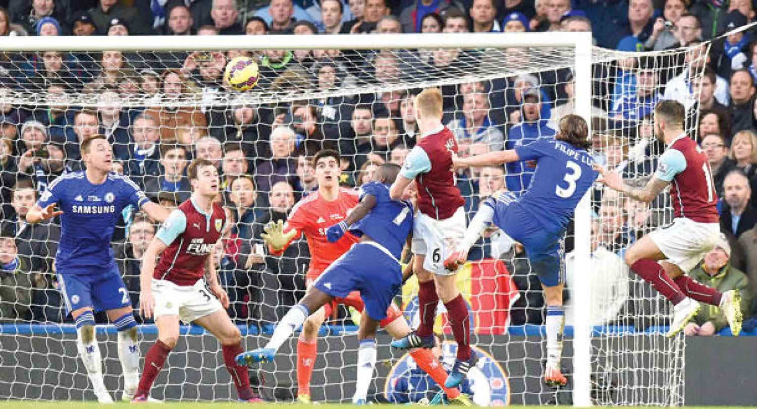 بنجامين مي لاعب بيرنلي (الثالث من اليمين) يسدد براسه ليمنح فريقه التعادل أمام تشيلسي (إ.ب.أ)