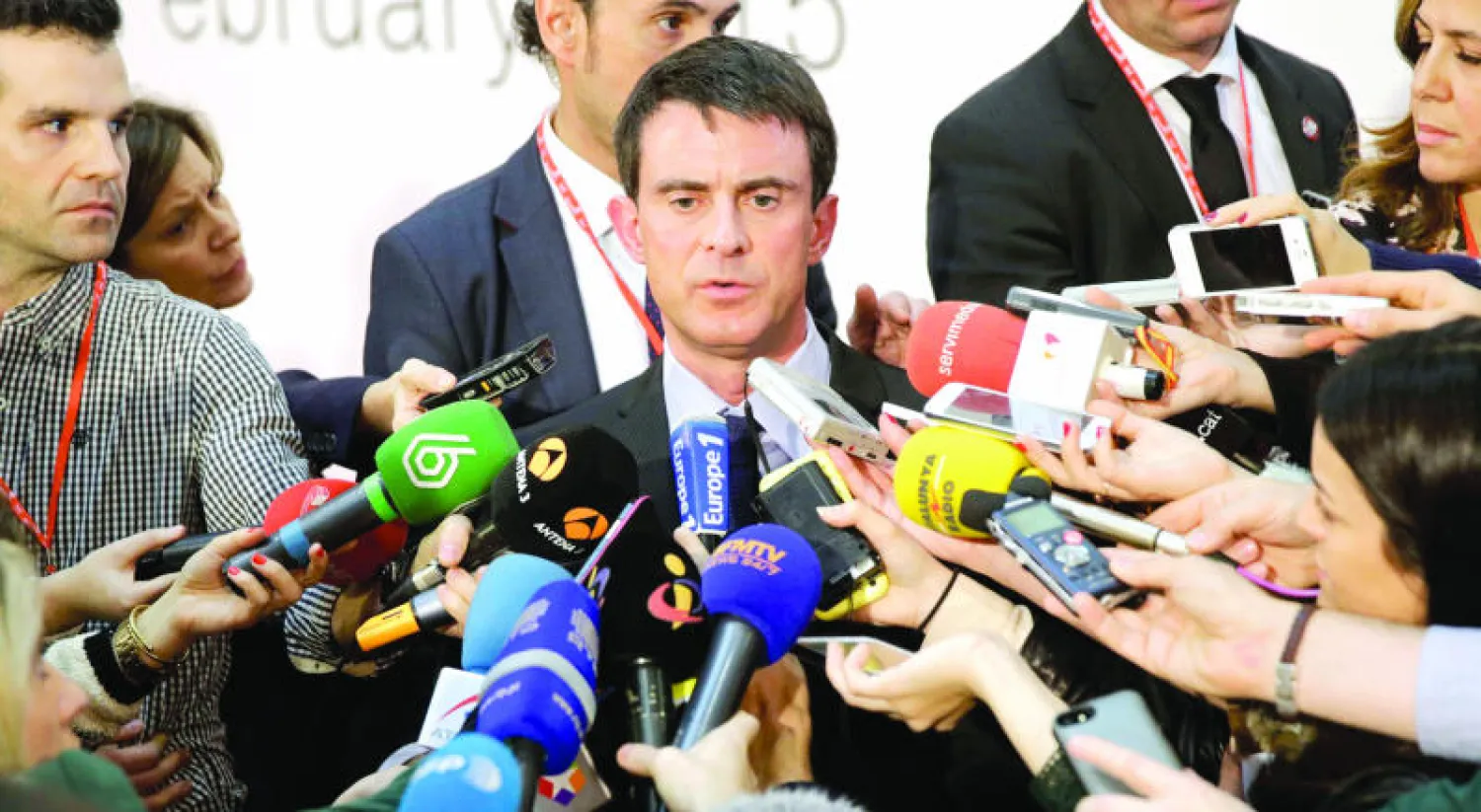 رئيس الوزراء الفرنسي مانويل فالس يواجه وسائل الإعلام على هامش مؤتمر الاشتراكيين الديمقراطيين الأوروبيين أمس في مدريد (رويترز)