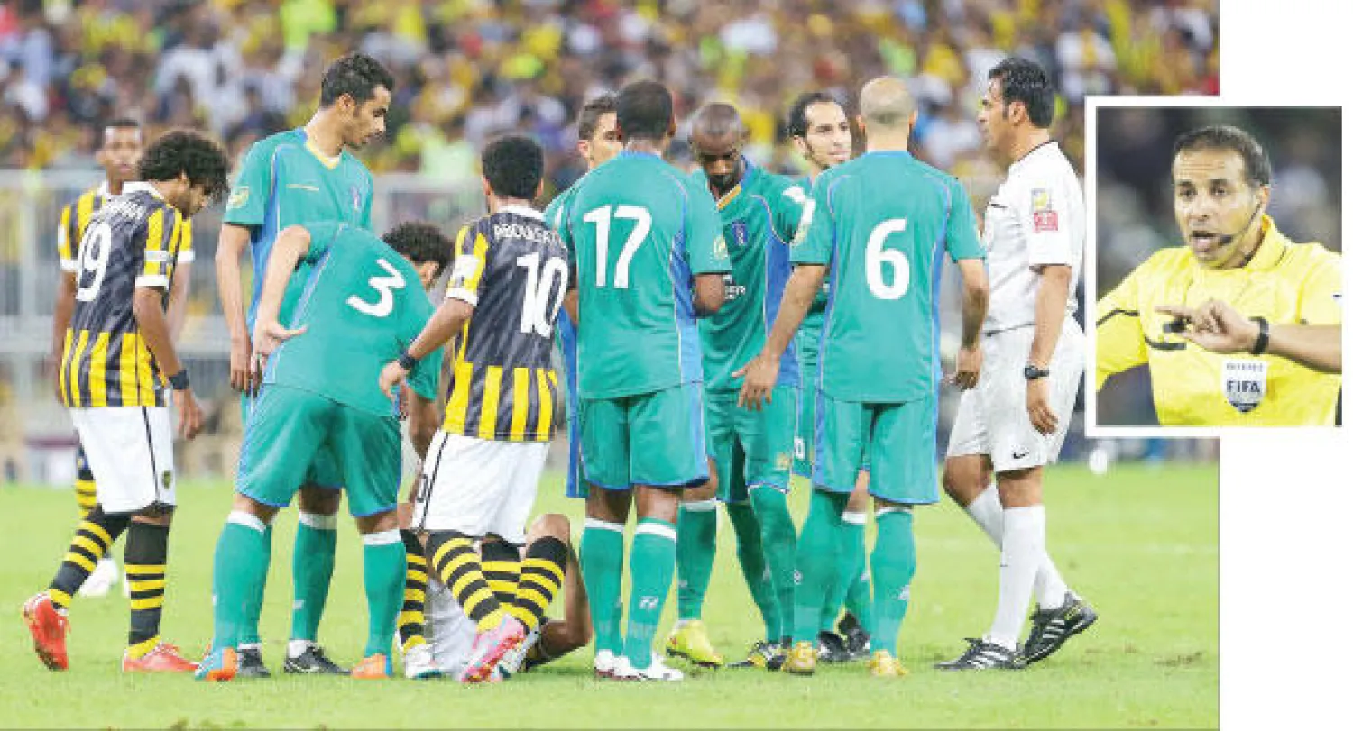 جدل التحكيم في الدوري السعودي يتواصل من جولة إلى أخرى وفي الإطار خليل جلال (تصوير: عبد الله بازهير)