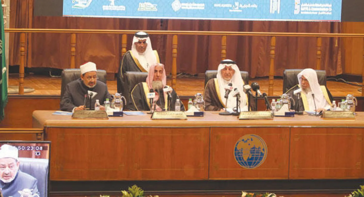 الأمير خالد الفيصل أمير منطقة مكة المكرمة والشيخ عبد العزيز آل الشيخ مفتي عام السعودية والشيخ أحمد الطيب شيخ الأزهر والدكتور عبد الله التركي أمين عام رابطة العالم الإسلامي (تصوير: أحمد حشاد)