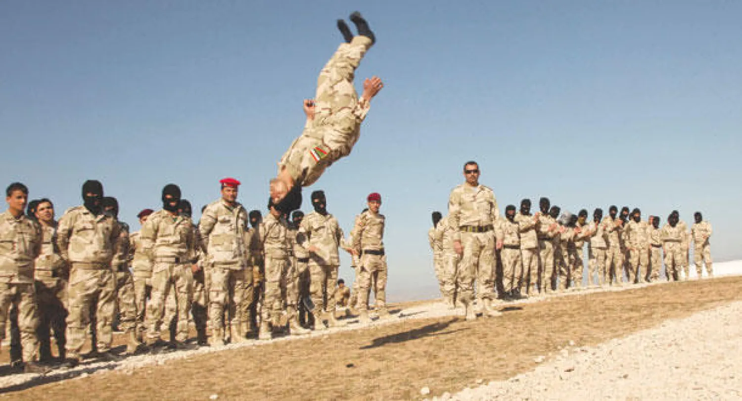 متطوعون من الموصل يحضرون تمرينا عسكريا بمعسكر قرب دهوك بإقليم كردستان استعدادا للمعركة المرتقبة لتحرير مدينتهم (رويترز)