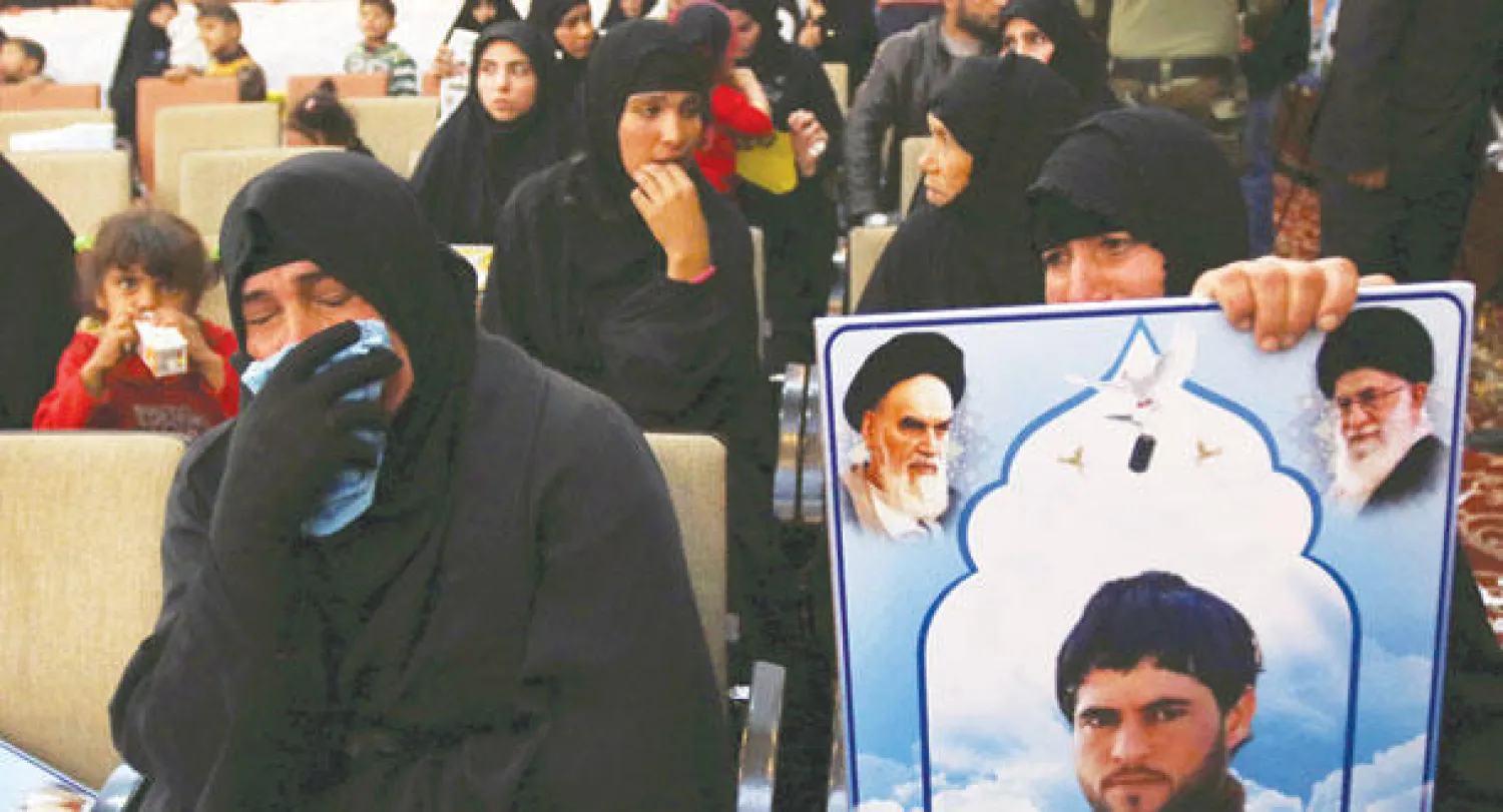 إيرانيات يبكين خلال احتفال جرى في بغداد أول من أمس لتكريم أسر إيرانيين قتلوا في الحرب ضد «داعش» (رويترز)