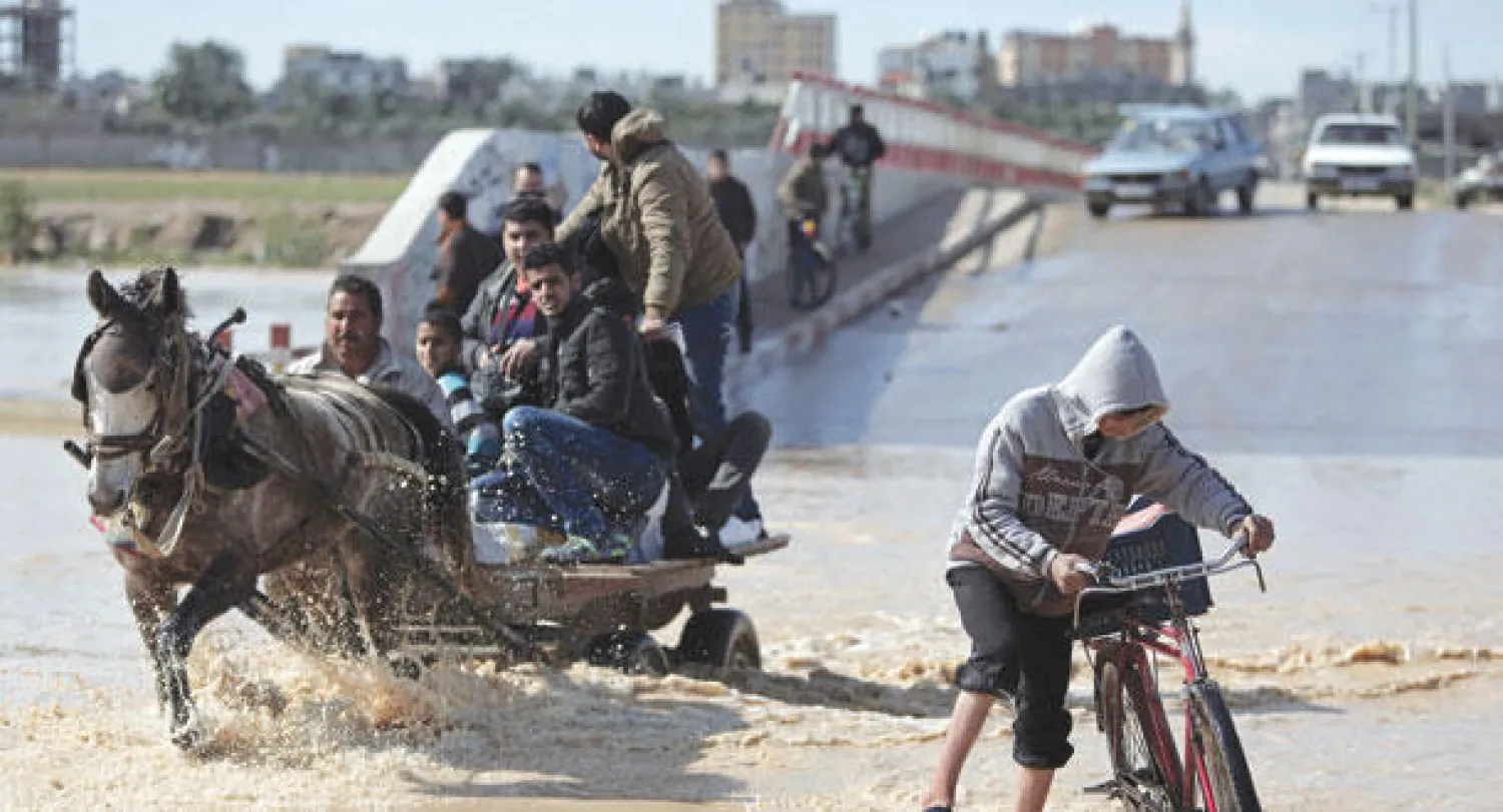 جانب من منطقة المغراقة التي أغرقتها اسرائيل بالمياه مما أدى إلى تسرب المياه إلى بيوت الفلسطينيين (أ ب)