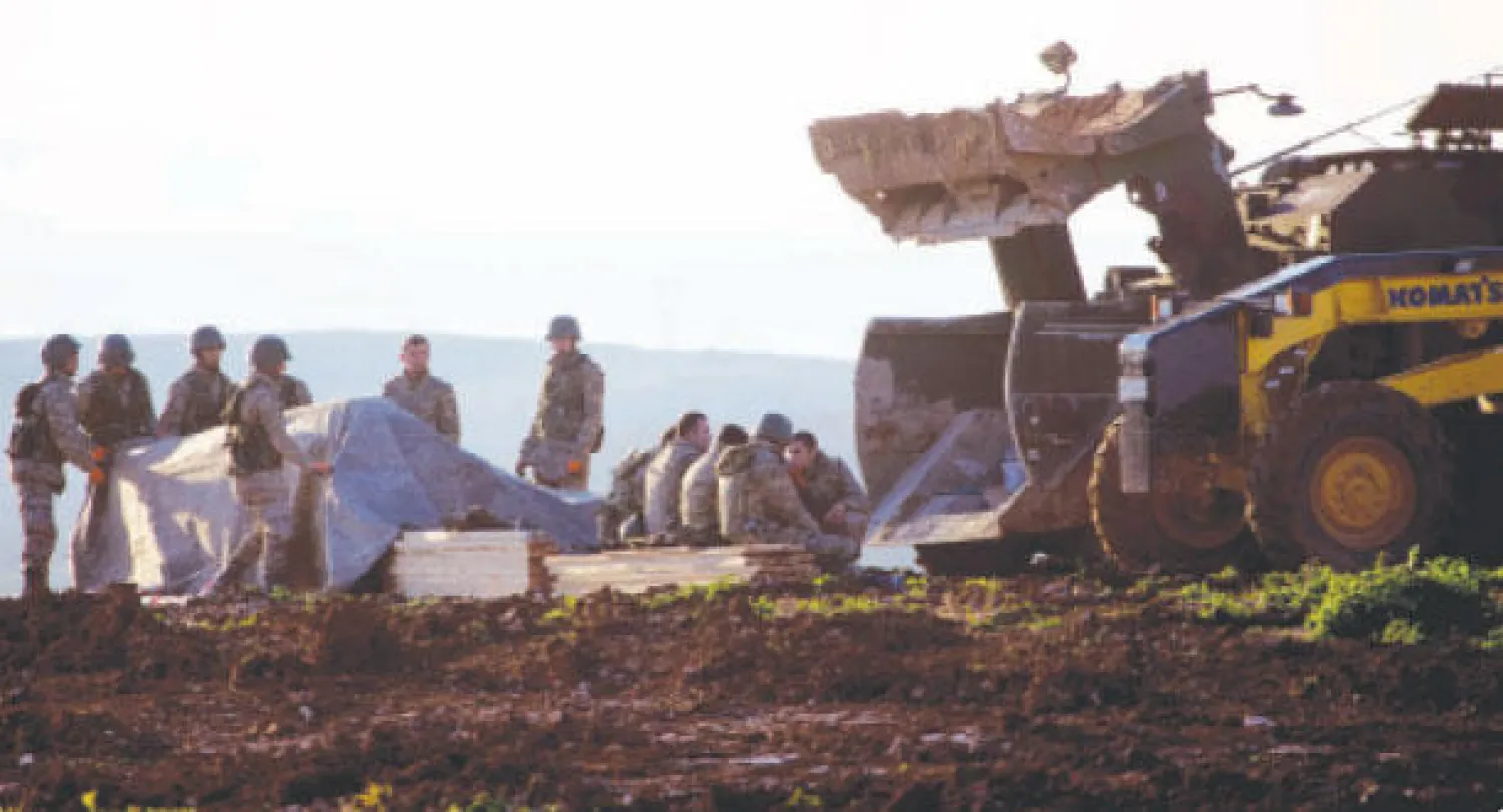 قوات تركية تبدأ العمل على بناء ضريح جديد لسليمان شاه في محافظة حلب السورية أمس (أ.ب)