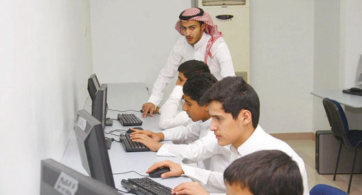 معلم يتابع تلاميذه في إحدى المدارس السعودية («الشرق الأوسط»)
