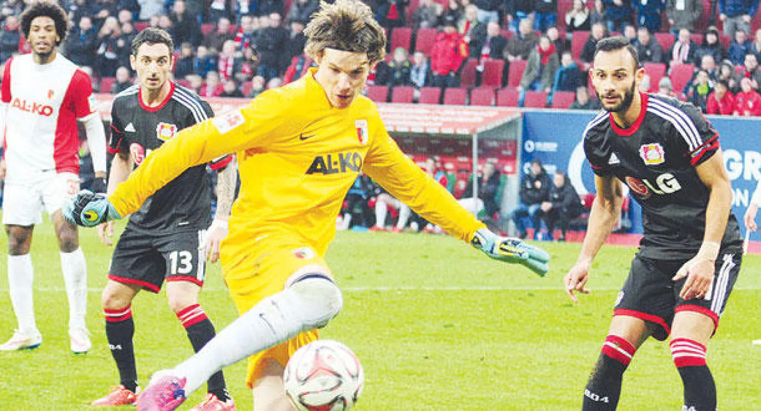 هيتز أثناء تسجيله الهدف في مرمى باير ليفركوزن (إ.ب.أ)