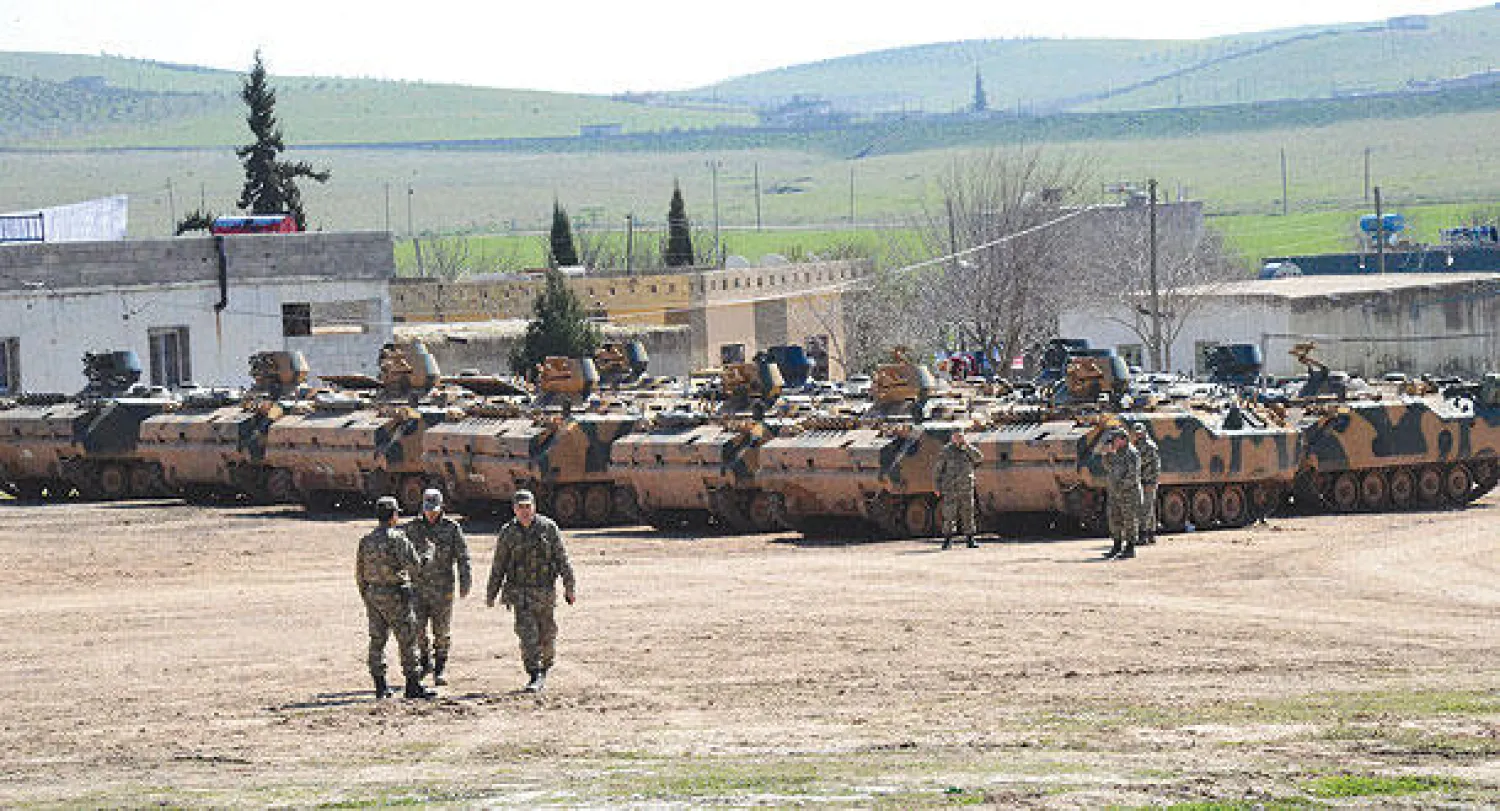 دبابات وعربات تركية قرب الحدود السورية في سوروج في أعقاب اجتياح عسكري غير مسبوق لحماية ضريح سليمان شاه وحرسه (أ.ف.ب)