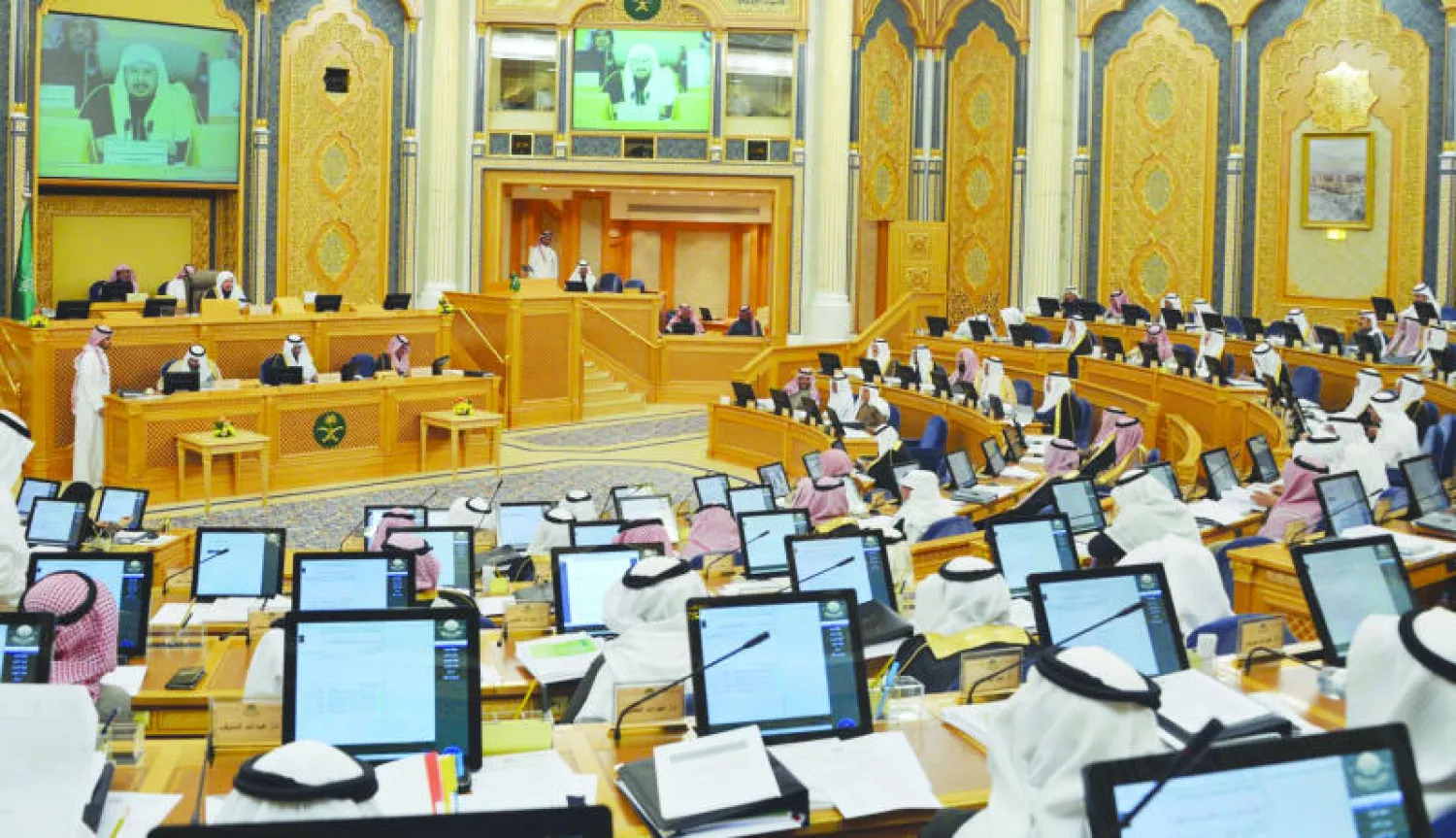 جانب من جلسة مجلس الشورى التي جرت أمس ورفض الأعضاء الموافقة على إدخال بنود جديدة. («الشرق الأوسط»)