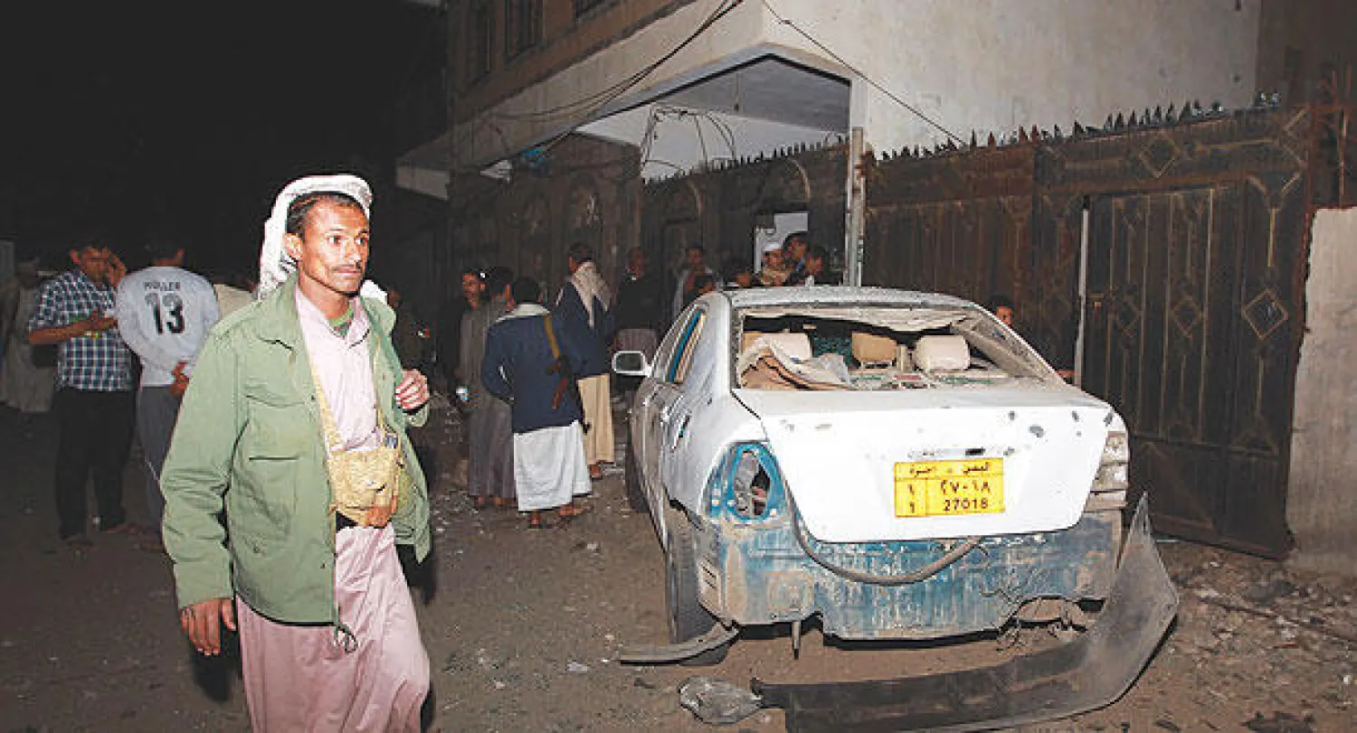 الرئيس اليمني عبد ربه منصور هادي أثناء لقائه ببعض المسؤولين في القصر الرئاسي في مدينة عدن الجنوبية أمس (إ.ب.أ)

يمنيون يعاينون موقع الانفجار في معقل للحوثيين بالعاصمة صنعاء أمس (أ.ف.ب)