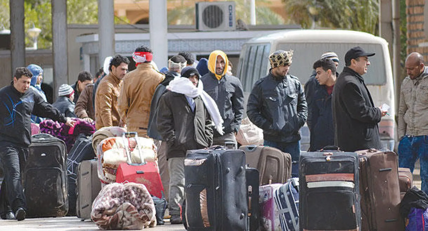 مصريون في تونس ينتظرون نقلهم الى مطار جربا على الحدود التونسية - الليبية لاجلائهم الى بلادهم (أ.ف.ب) صورة ضوئية لخبر منشور بجريدة {الشرق الأوسط أمس بشأن توجهات لمقاطعة حوار الامم المتحدة