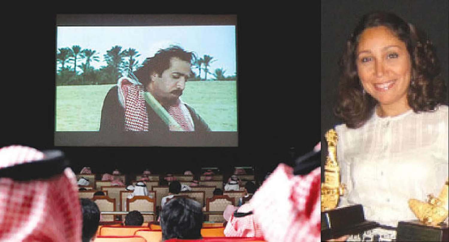 هيفاء منصور التي رشح فيلمها {وجدة} للأوسكار كأفضل فيلم أجنبي  -  سعوديون يشاهدون فيلما في قاعة تابعة لإحدى المؤسسات الثقافية