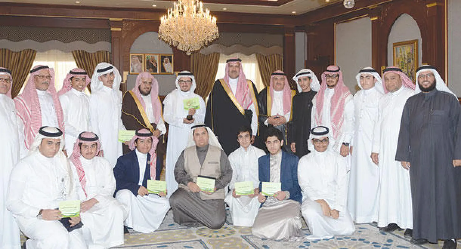 الأمير فيصل بن سلمان مع المكرمين ({الشرق الأوسط})