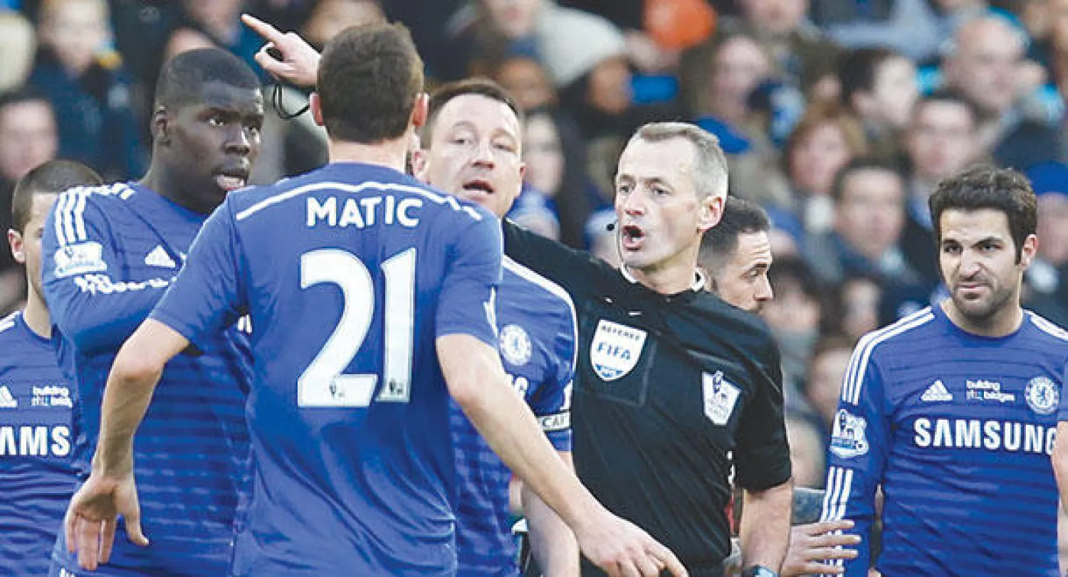 الحكم يطرد ماتيتش لاعب تشيلسي (رقم 21) بعد اشتباك مع بارنز لاعب بيرنلي (أ.ب)
