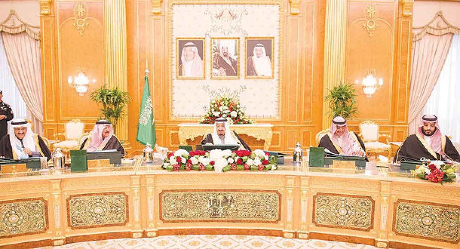 خادم الحرمين لدى ترؤسه جلسة مجلس الوزراء.. ويبدو الأمير مقرن بن عبد العزيز ولي العهد والأمير منصور بن متعب والأمير محمد بن سلمان وزير الدفاع (واس)
