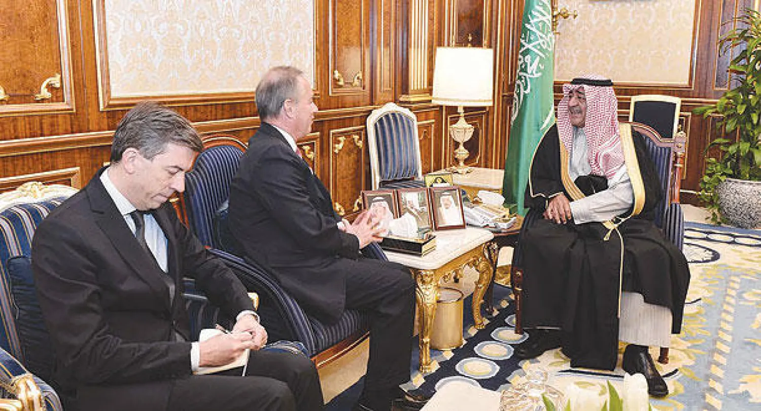 الأمير مقرن بن عبد العزيز ولي العهد السعودي خلال لقائه سفير فرنسا لدى السعودية أمس (واس)