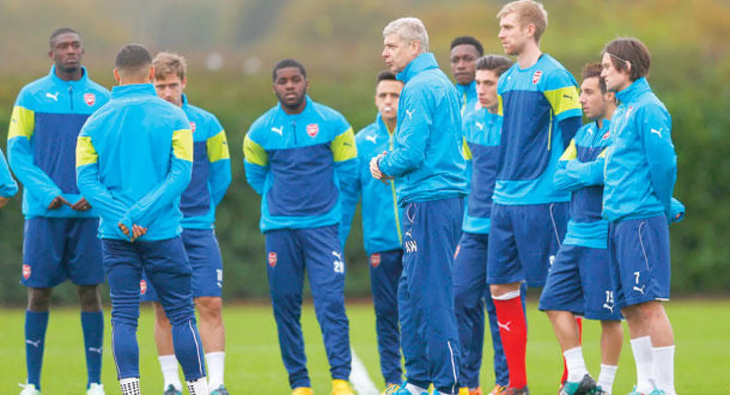 ارسين فينغر مدرب آرسنال يلقي بتعليماته على لاعبيه قبل مواجهة موناكو (رويترز)