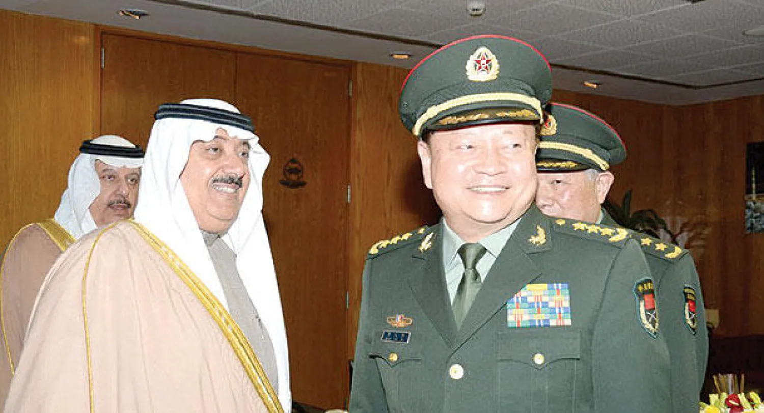 الأمير متعب بن عبد الله وزير الحرس الوطني خلال لقائه عضو اللجنة العسكرية المركزية رئيس هيئة التجهيزات العامة بالصين الشعبية (واس)