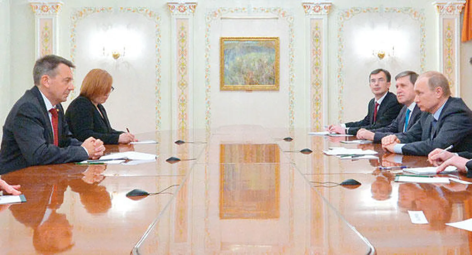 بوتين (يمين) أثناء اجتماعه مع رئيس اللجنة الدولية للصليب الأحمر بيتر ماورير في موسكو أمس (أ.ب)